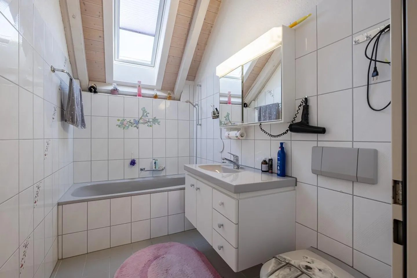 Quiet neighborhood with garden bed and pleasant living atmosphere - Photo 7 of 13