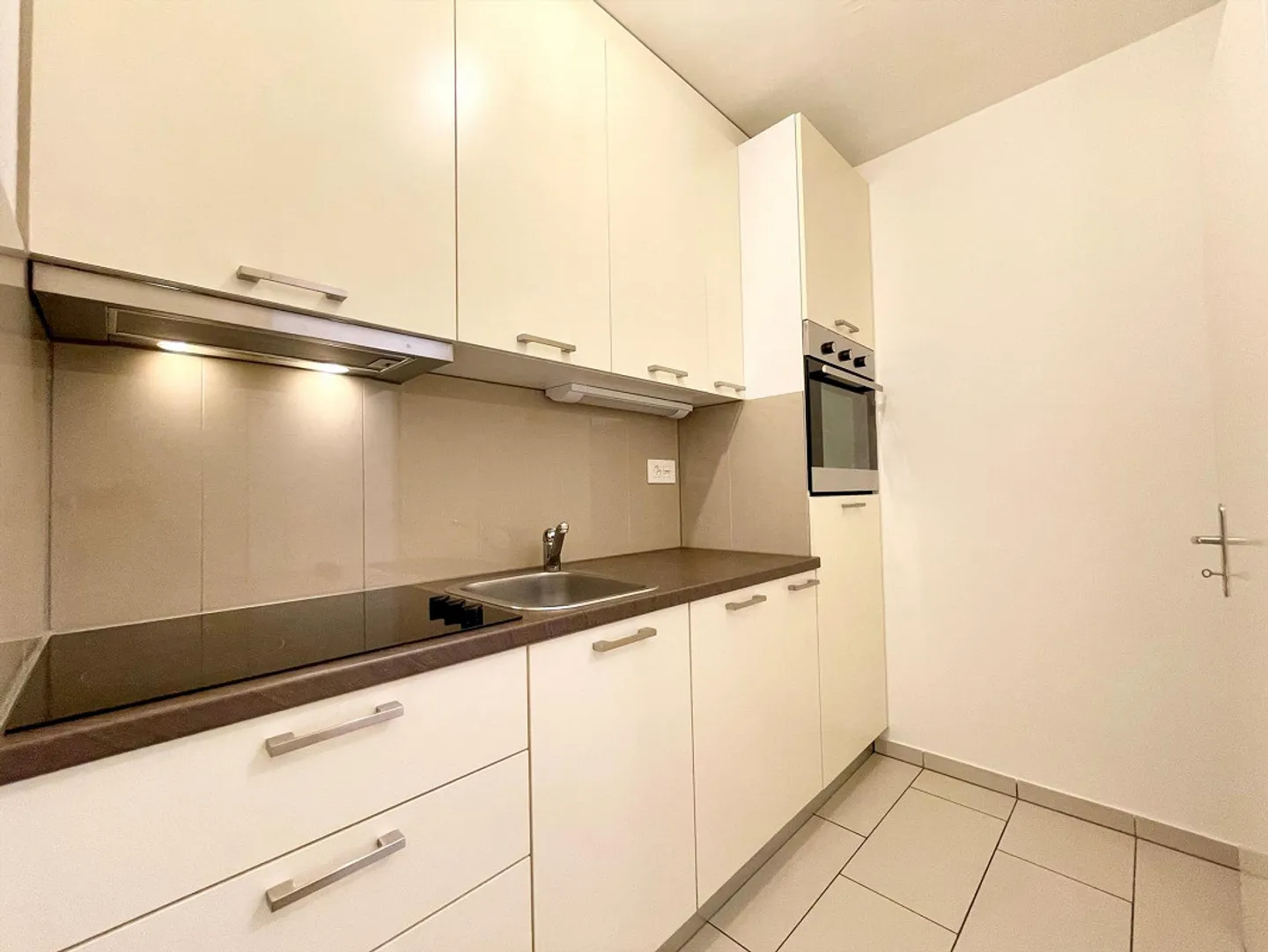 Modern single apartment in a central & quiet location near public transport - Photo 3 of 7