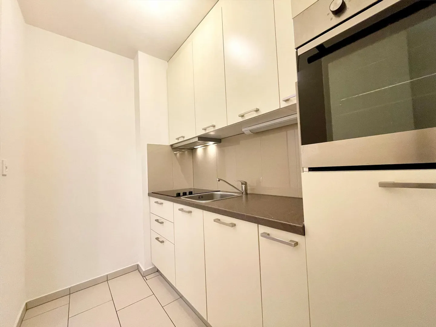 Modern single apartment in a central & quiet location near public transport - Photo 4 of 7