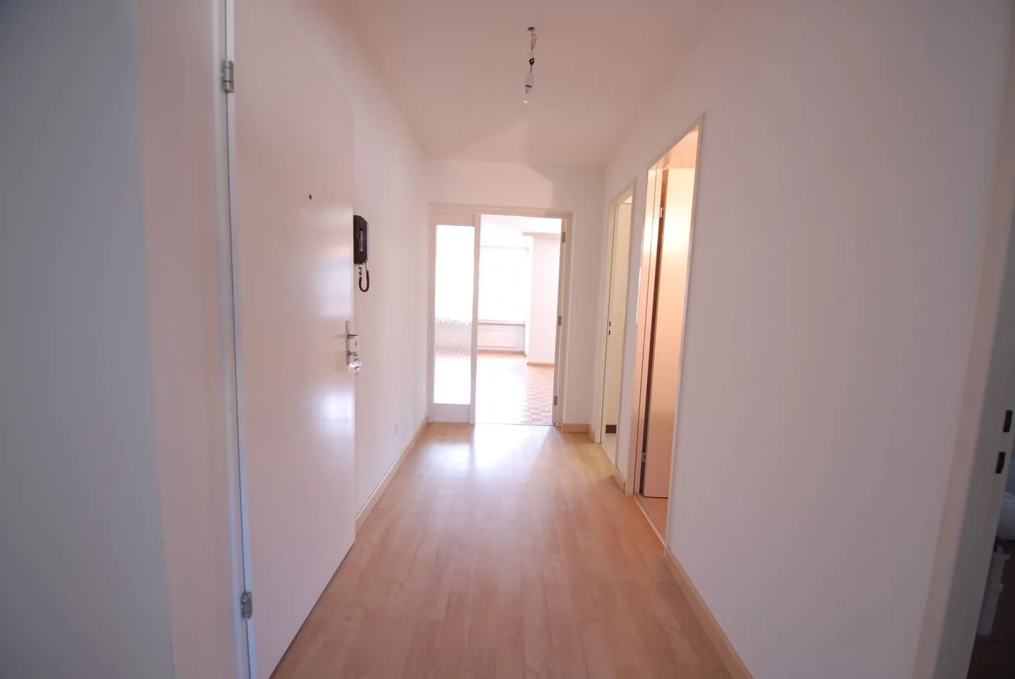 Ampio appartamento di 3,5 locali in un complesso adatto alle famiglie - Foto 3 di 7