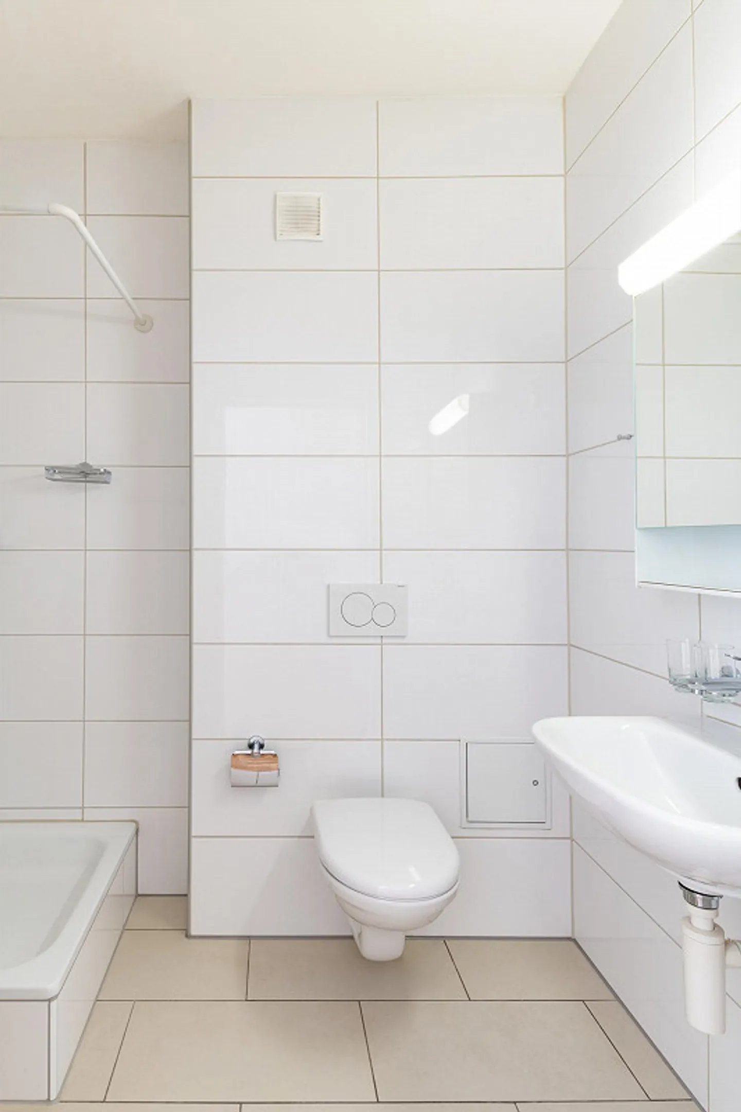 Modern single apartment in a central & quiet location near public transport - Photo 5 of 7