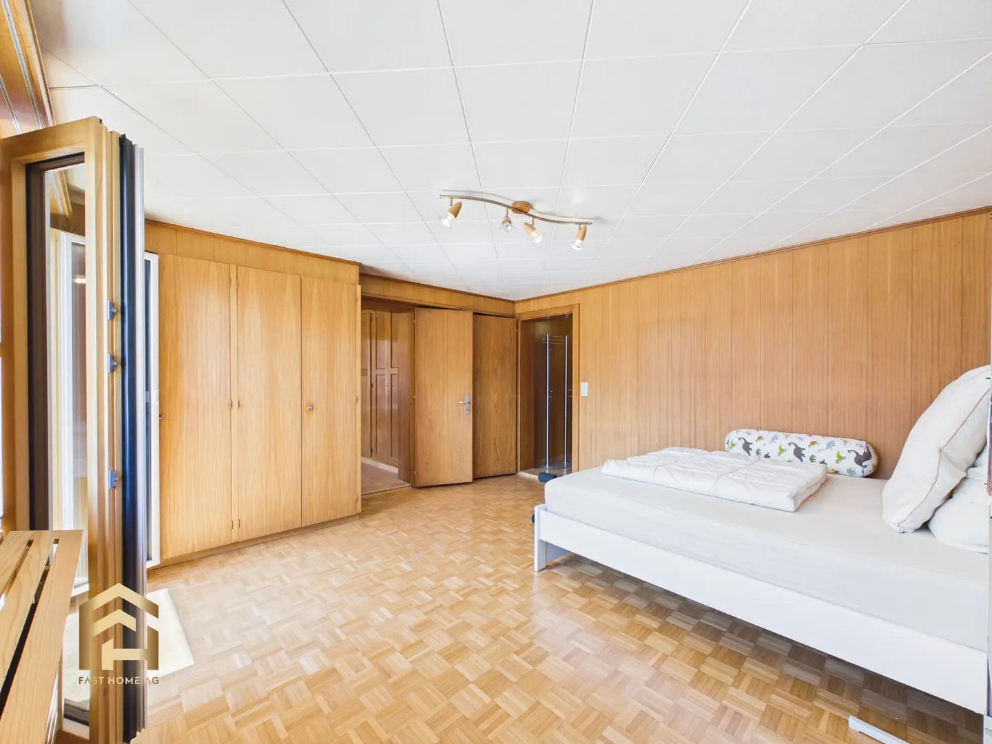 Charmant appartement de 4,5 pièces avec une belle vue et beaucoup de rangement - Photo 2 sur 13