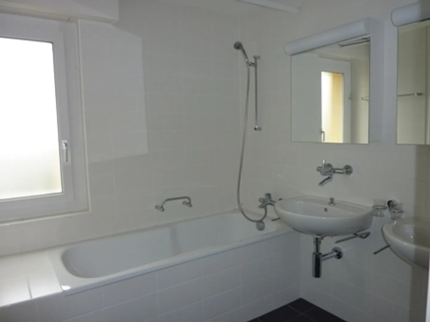 Modern apartment in a family-friendly location - Photo 3 of 6