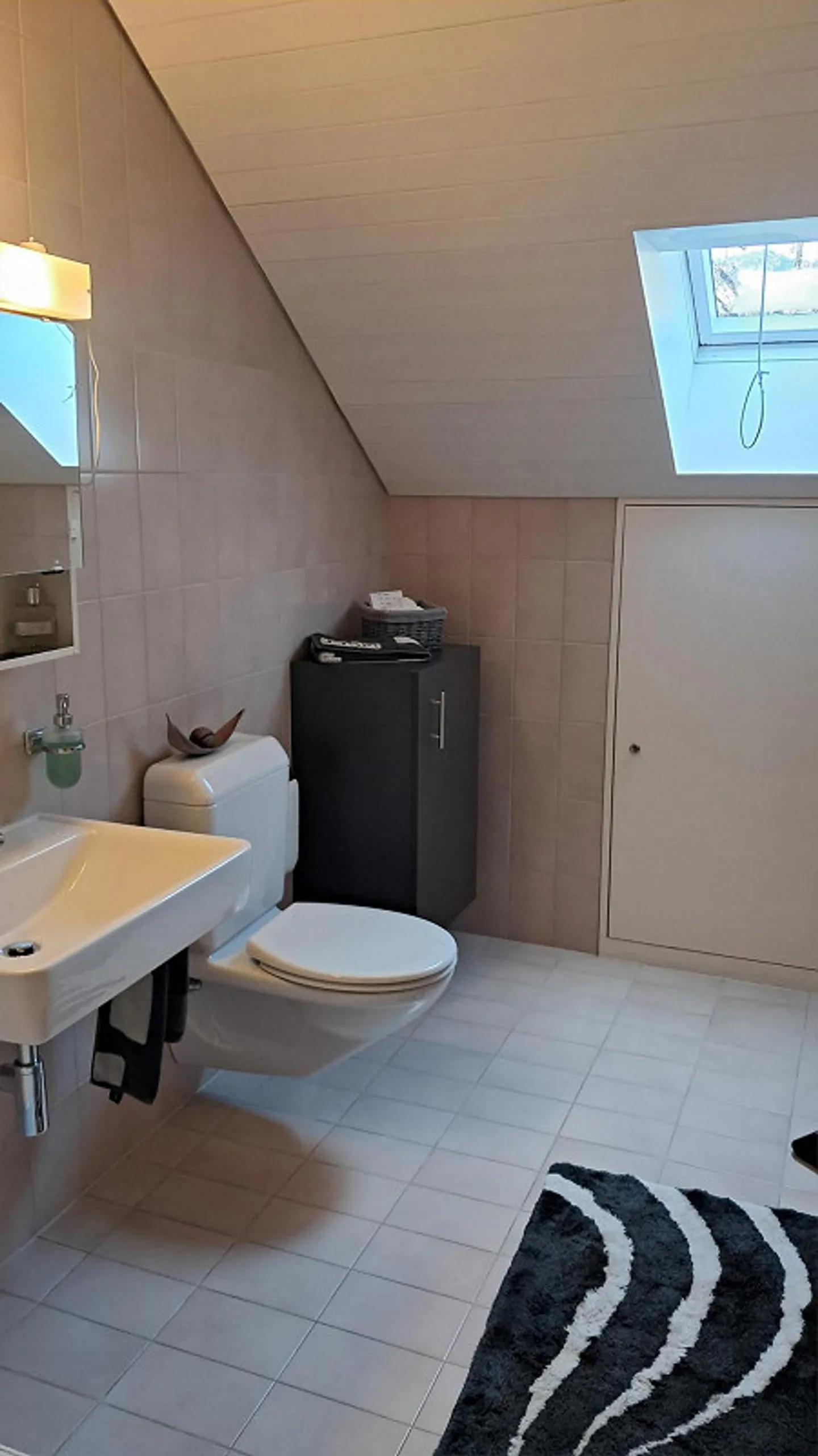 Beautiful, spacious apartment near the center with caretaker services - Photo 6 of 17