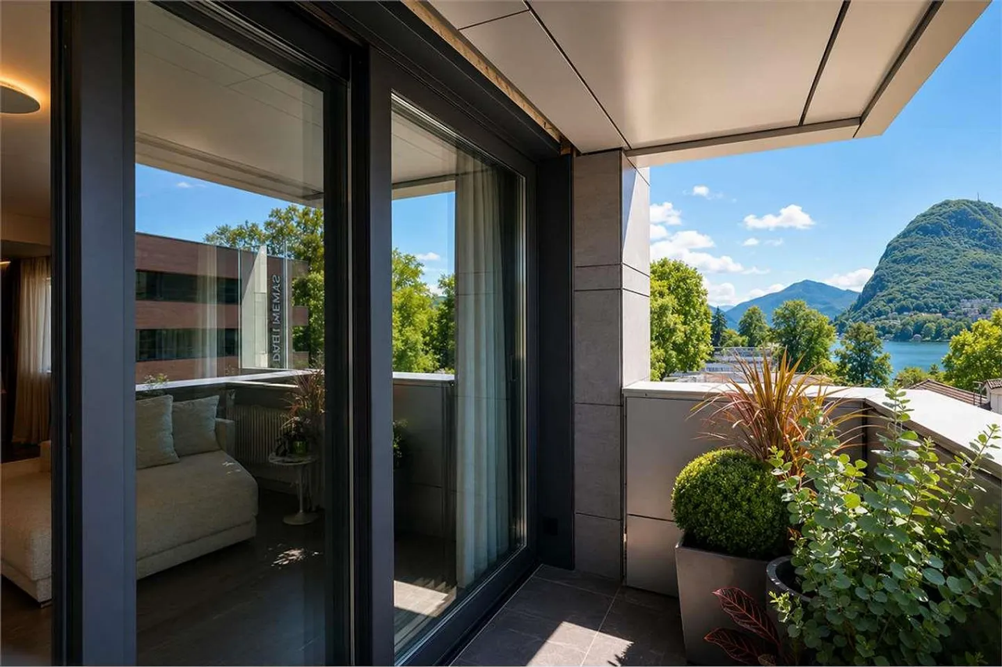 LUGANO - ELEGANTE APPARTAMENTO DI 3,5 STANZE DI FRONTE AL PARCO CIANI - Foto 5 di 13