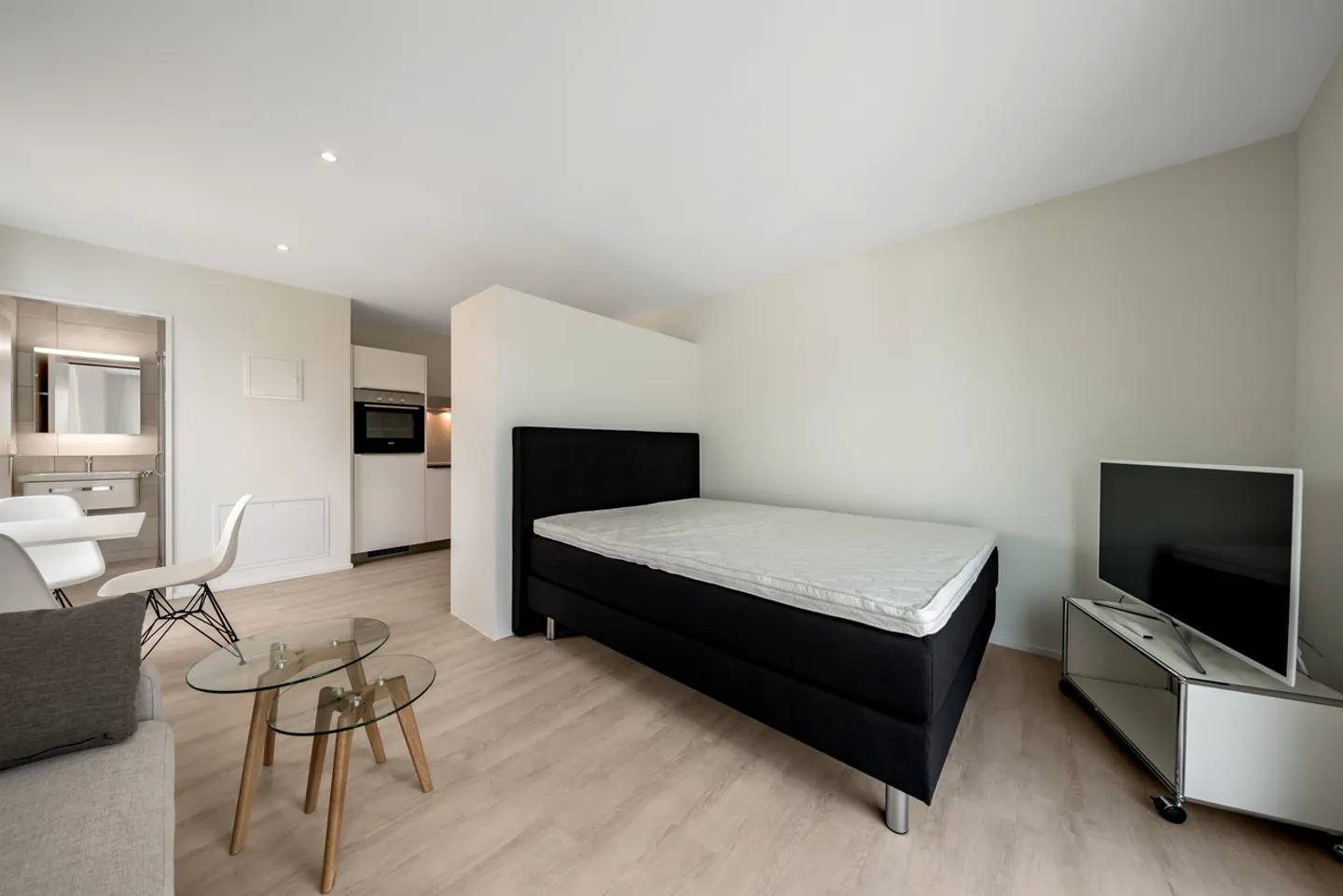Charming apartment in a central location - Photo 3 of 4