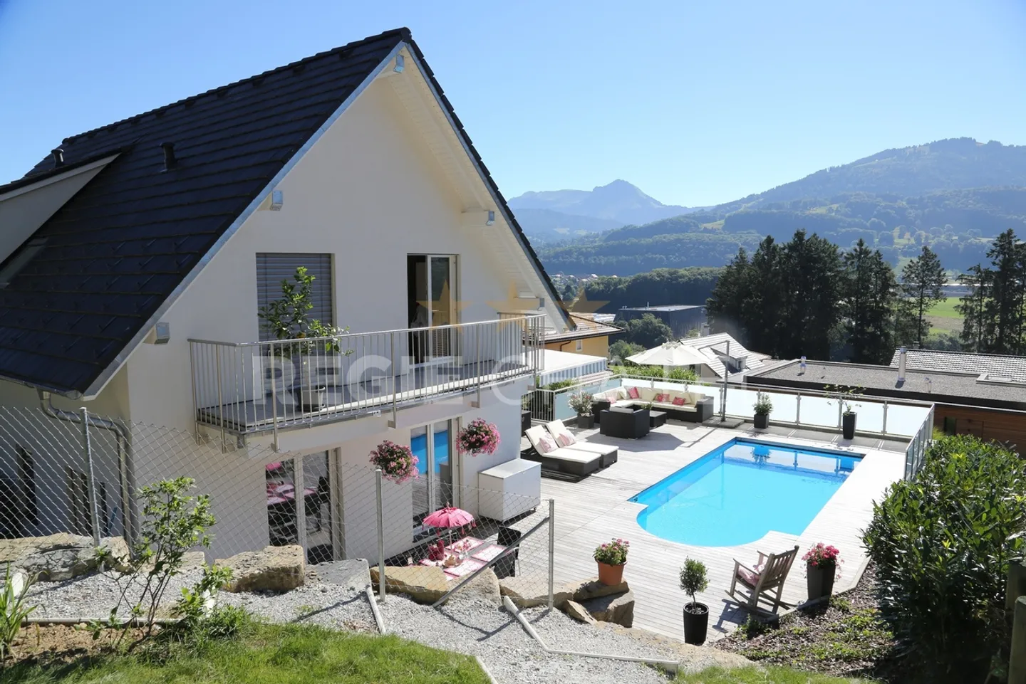 Magnificent individual villa with pool - Photo 1 of 16