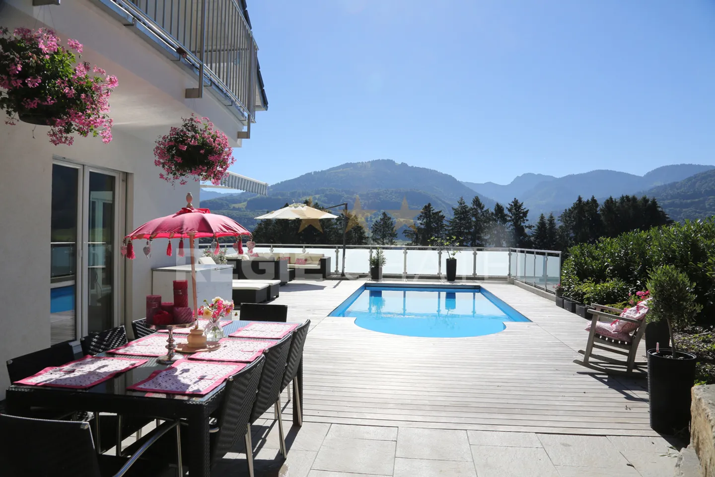 Magnificent individual villa with pool - Photo 2 of 16