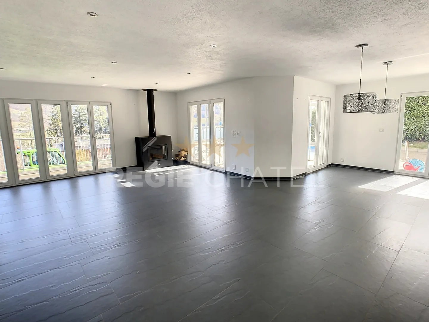 Magnificent individual villa with pool - Photo 3 of 16