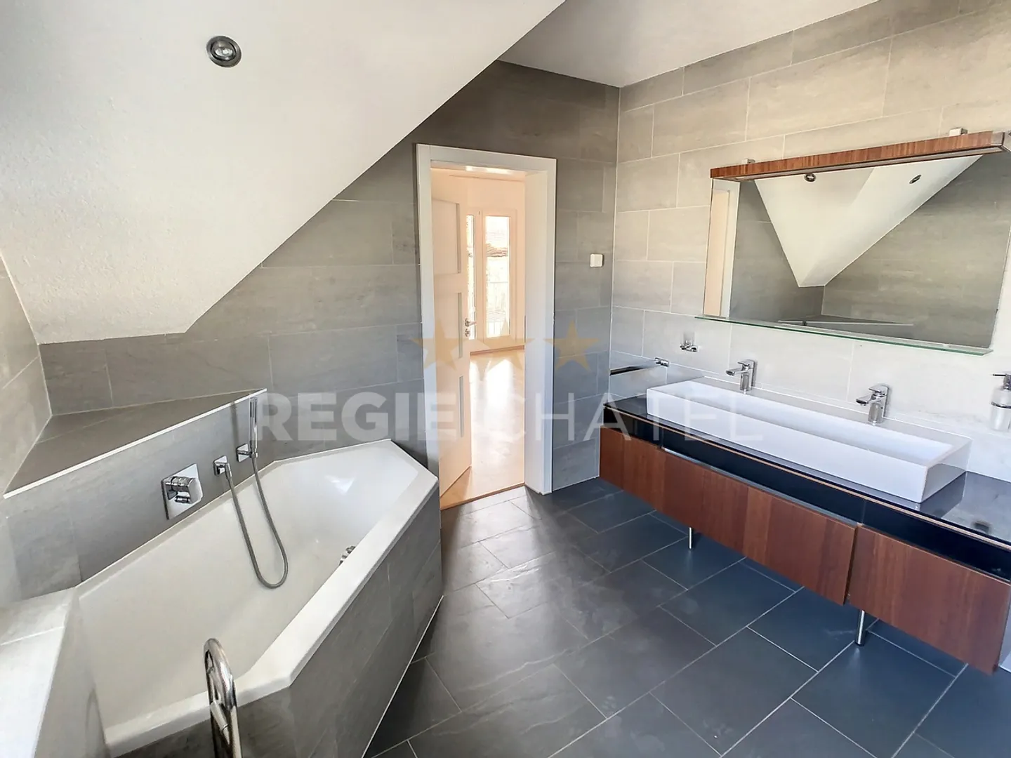 Magnificent individual villa with pool - Photo 13 of 16