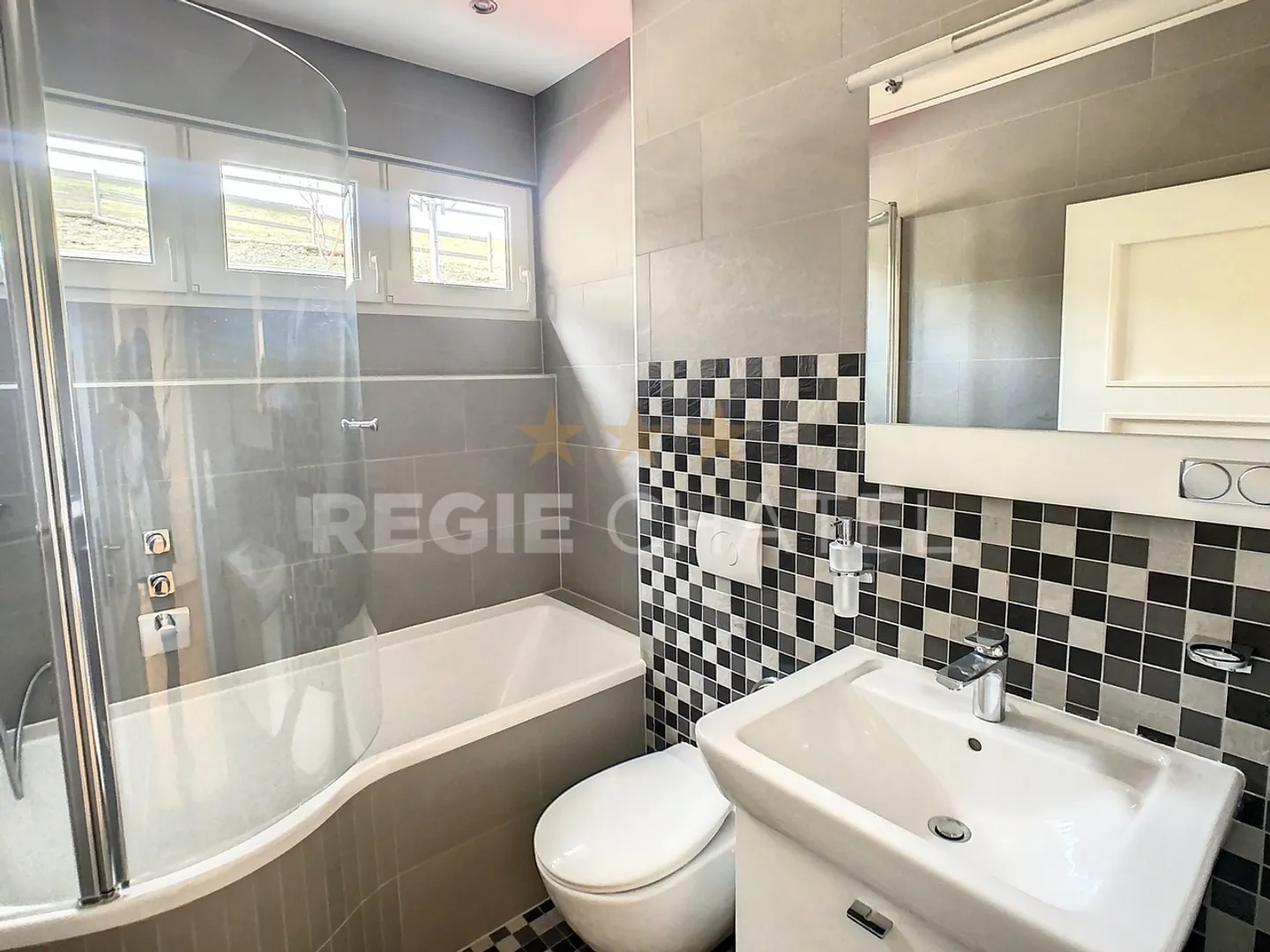 Magnificent individual villa with pool - Photo 14 of 16