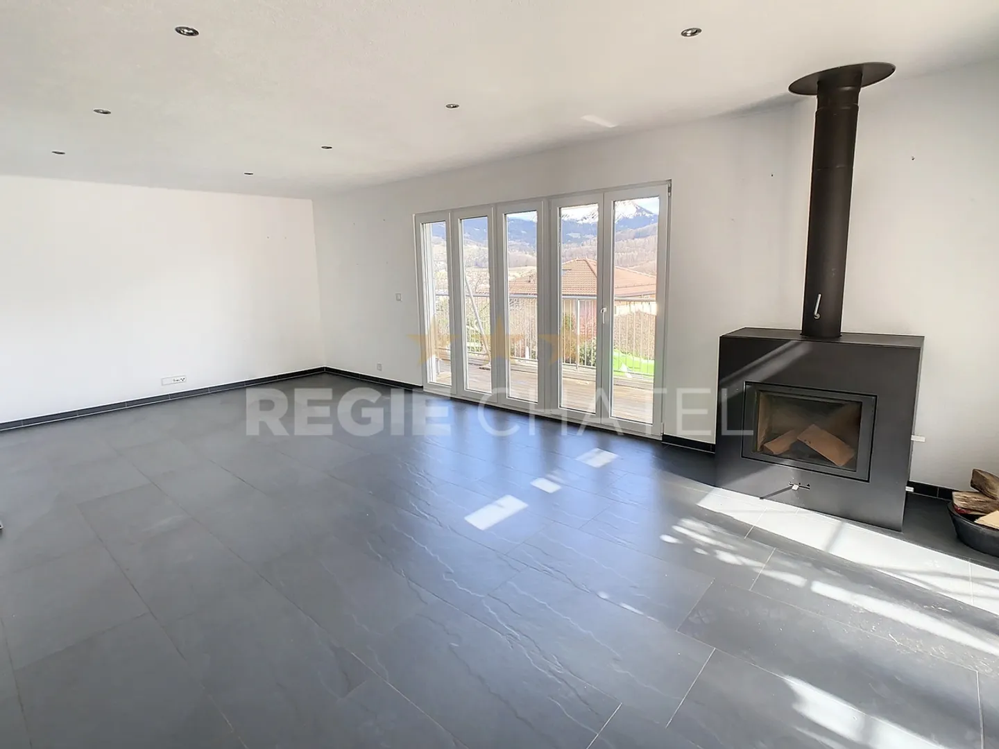 Magnificent individual villa with pool - Photo 4 of 16