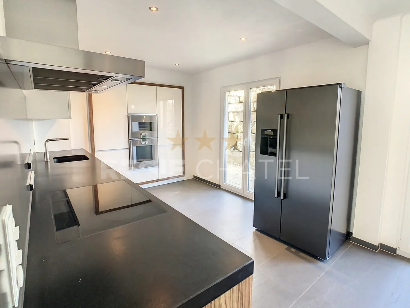 Magnificent individual villa with pool - Photo 7 of 16