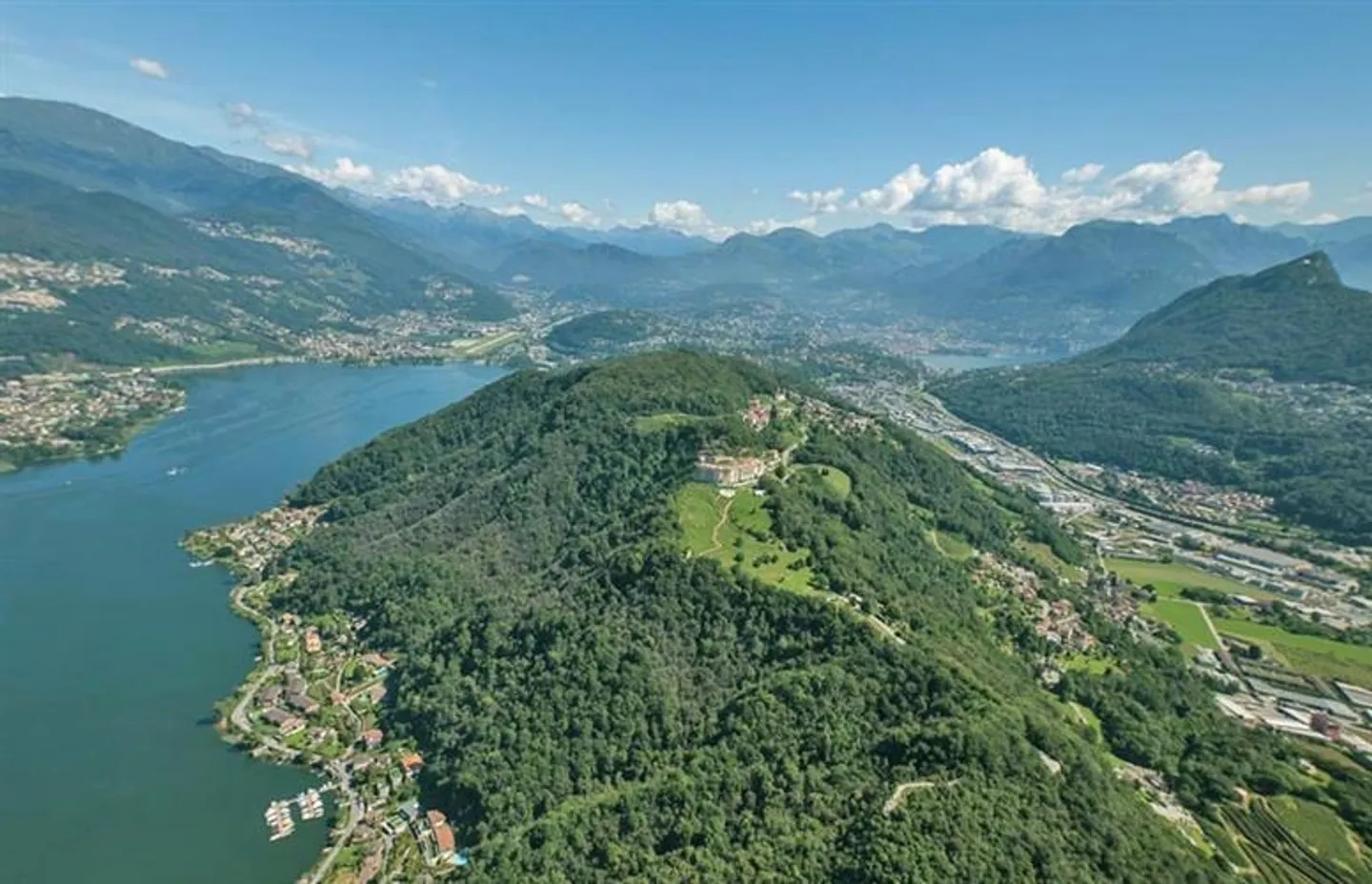 Villa con vista lago e piscina - Foto 1 di 1