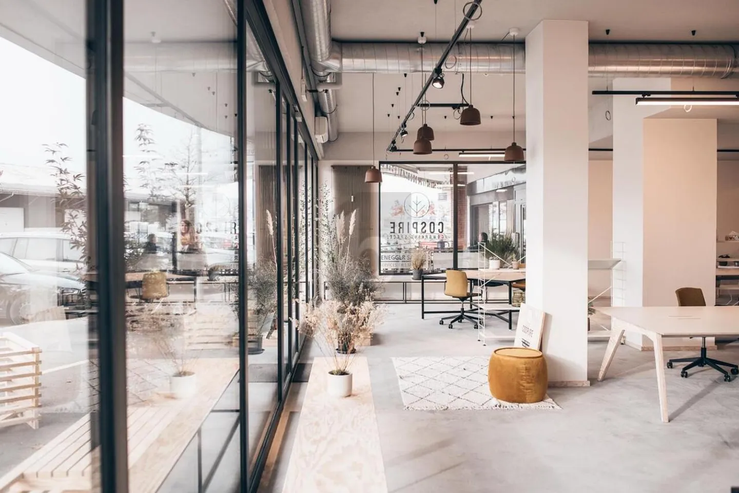 Bureau avec meubles dans un espace de coworking - Photo 3 sur 4