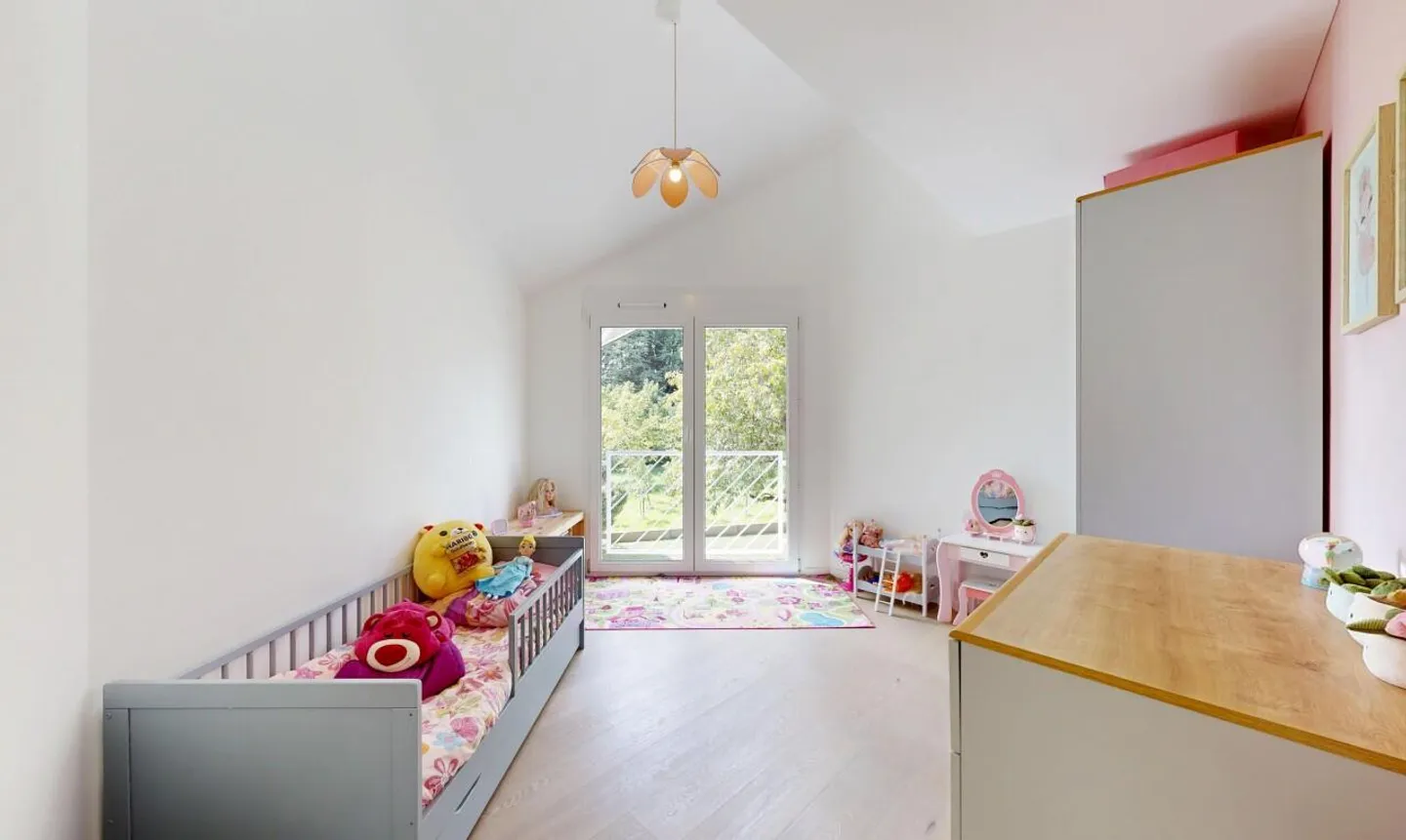 Elegance and Comfort in the Heart of Gilly - Photo 7 of 11