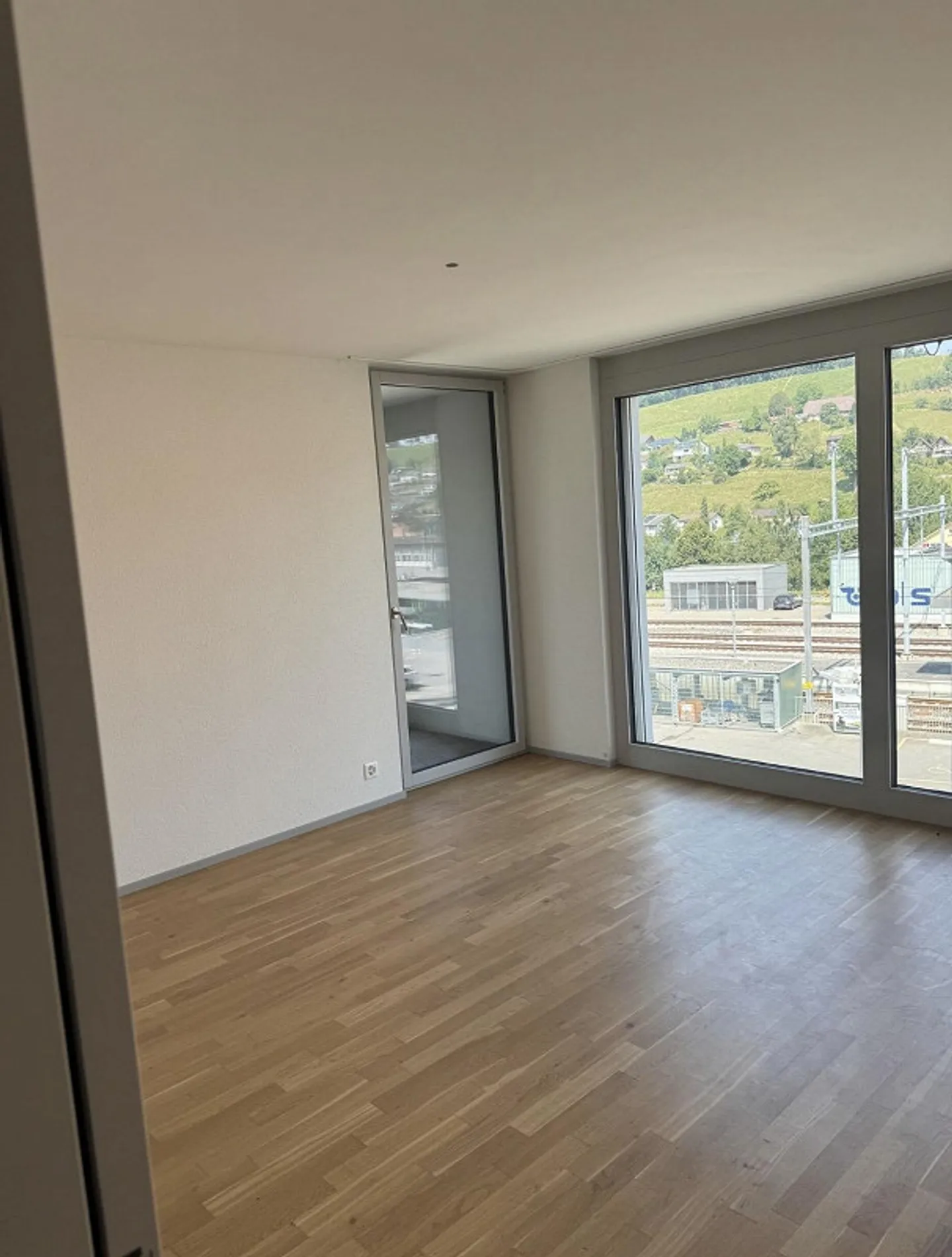 Appartamento moderno di 3,5 stanze direttamente alla stazione - Foto 2 di 10