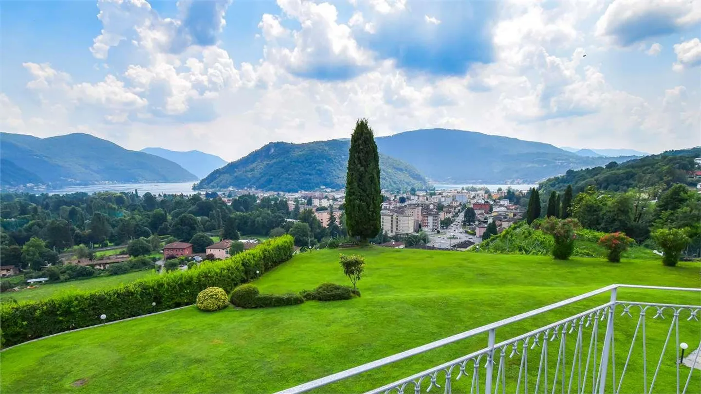 PRESTIGIOSA VILLA CON VISTA LAGO - Foto 13 di 13