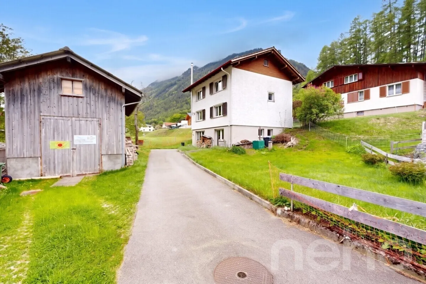 Casa unifamiliare modernizzata con capanno, giardino e sfondo montano - Foto 3 di 12
