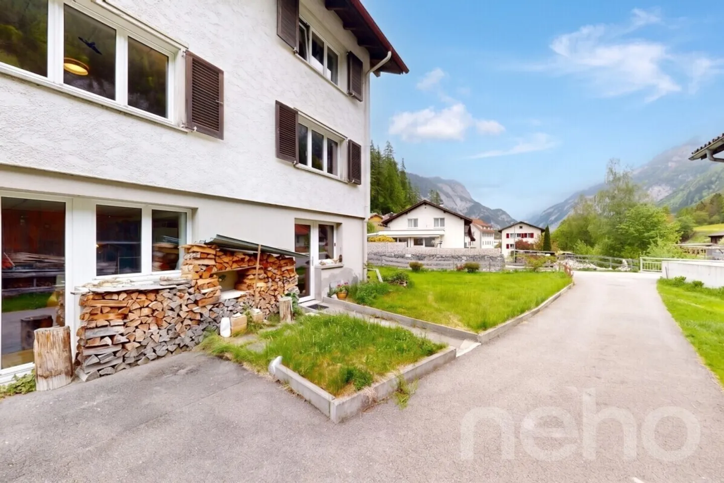 Casa unifamiliare modernizzata con capanno, giardino e sfondo montano - Foto 11 di 12