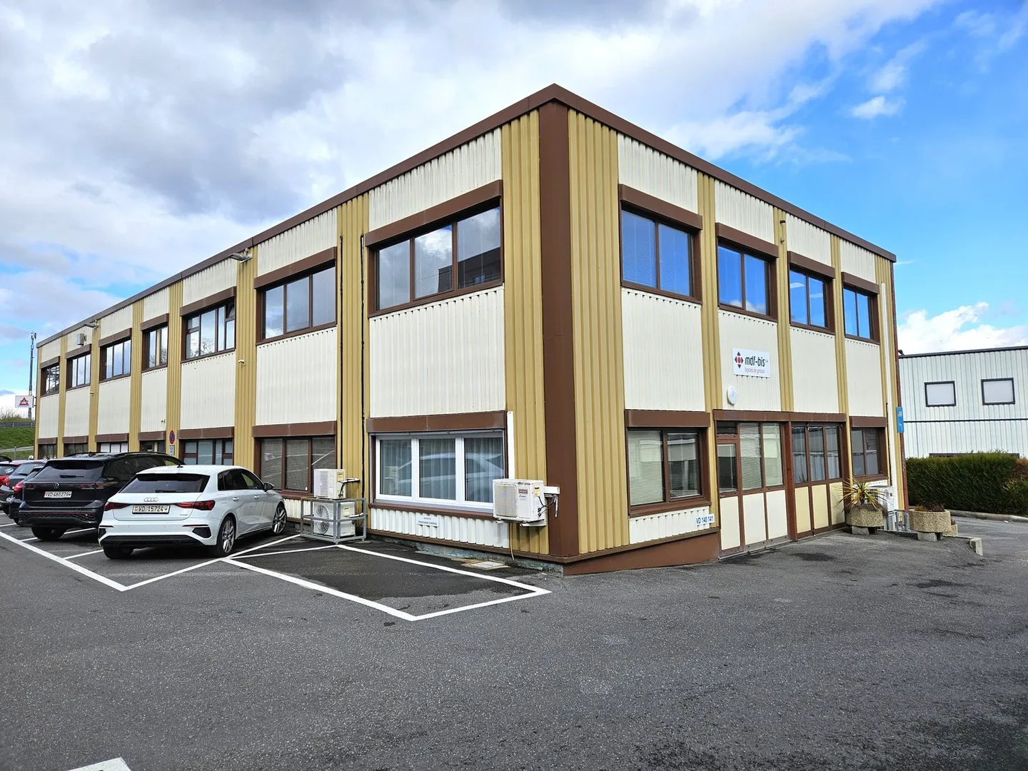 380 m2 distributed over 4 commercial spaces - Photo 1 of 1