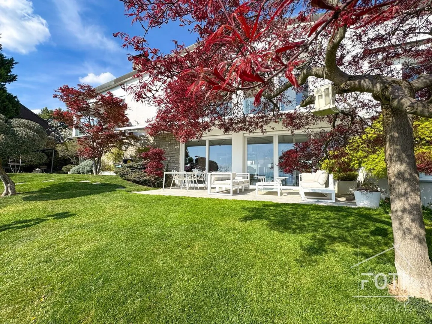 Superb high-end duplex with 5.5 rooms, garden, and private pool. - Photo 4 of 13