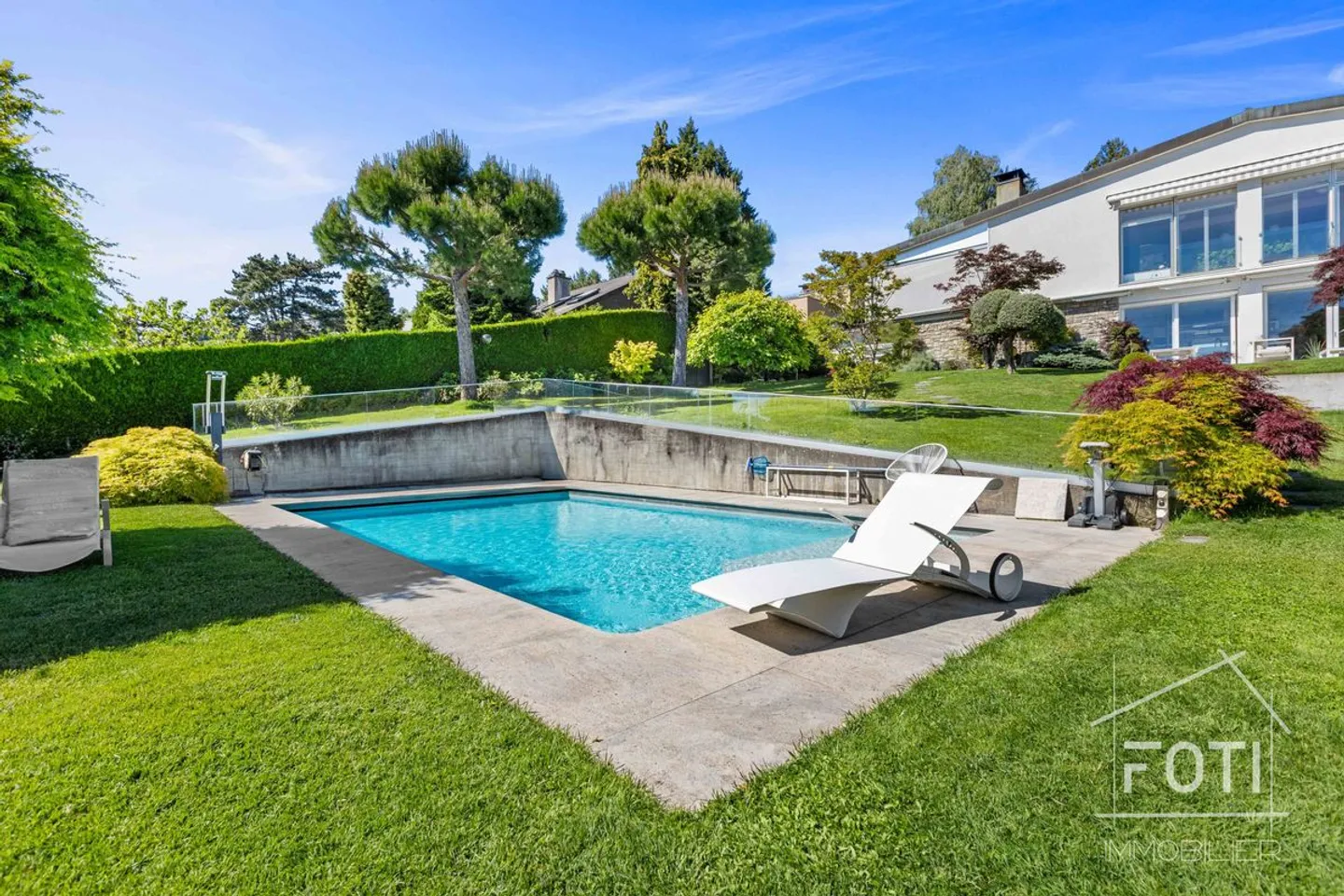 Superb high-end duplex with 5.5 rooms, garden, and private pool. - Photo 2 of 13