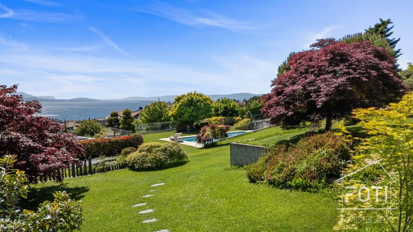 Superb high-end duplex with 5.5 rooms, garden, and private pool. - Photo 1 of 13