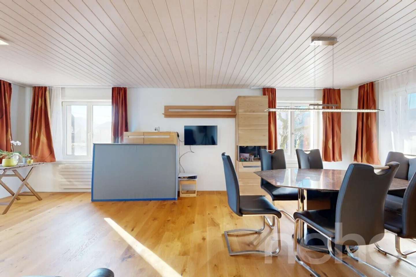 Charmante maison individuelle de 4 pièces avec potentiel d'aménagement sur un terrain de 732m2 - Photo 3 sur 12