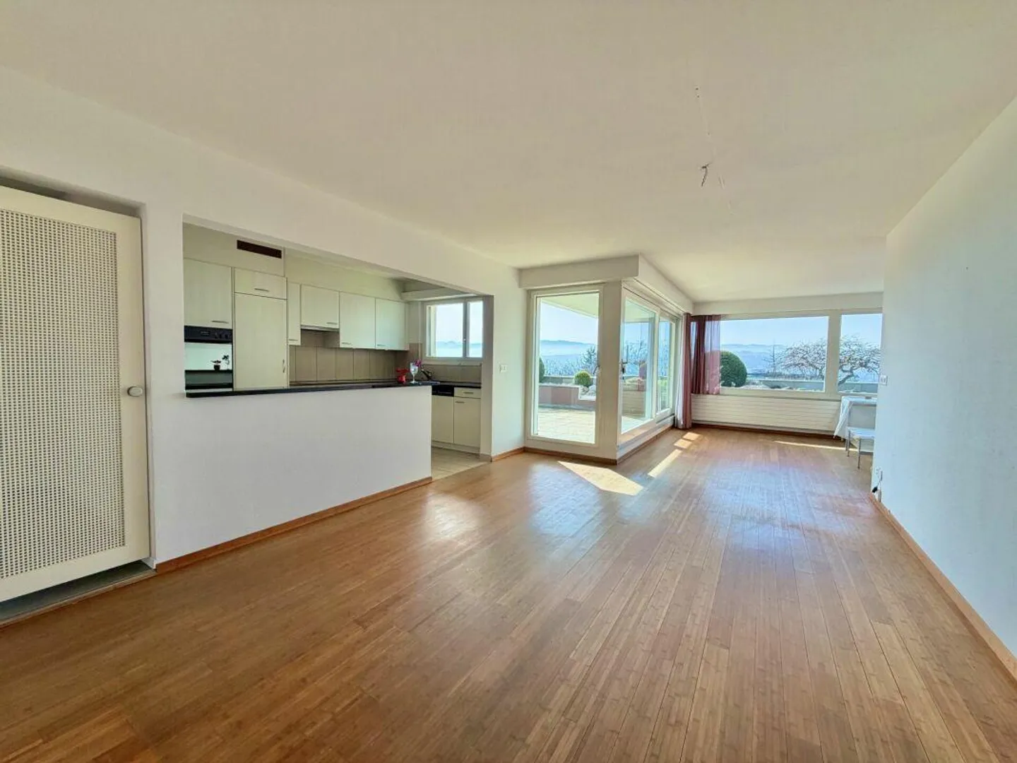 4.5-room terrace apartment with magnificent outdoor areas and fantastic views! - Photo 5 of 12