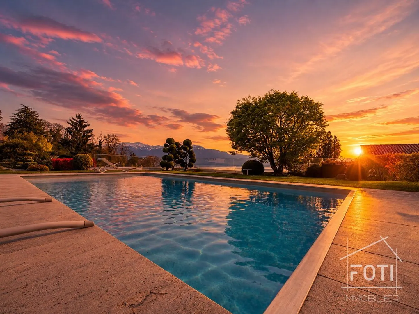 Superb high-end duplex with 5.5 rooms, garden, and private pool. - Photo 3 of 13