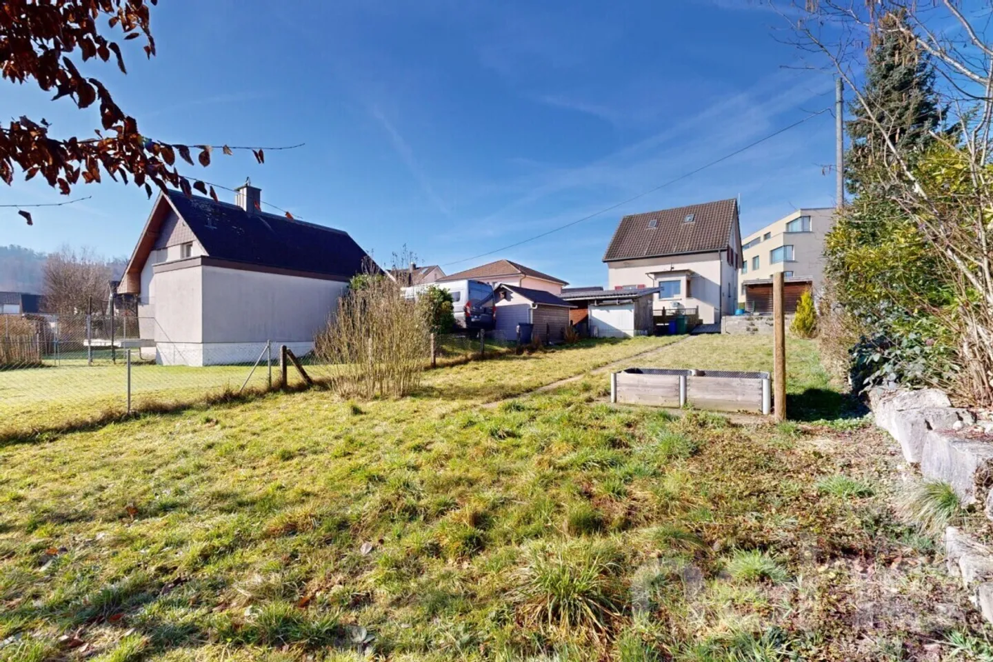 Charmante maison individuelle de 4 pièces avec potentiel d'aménagement sur un terrain de 732m2 - Photo 2 sur 12