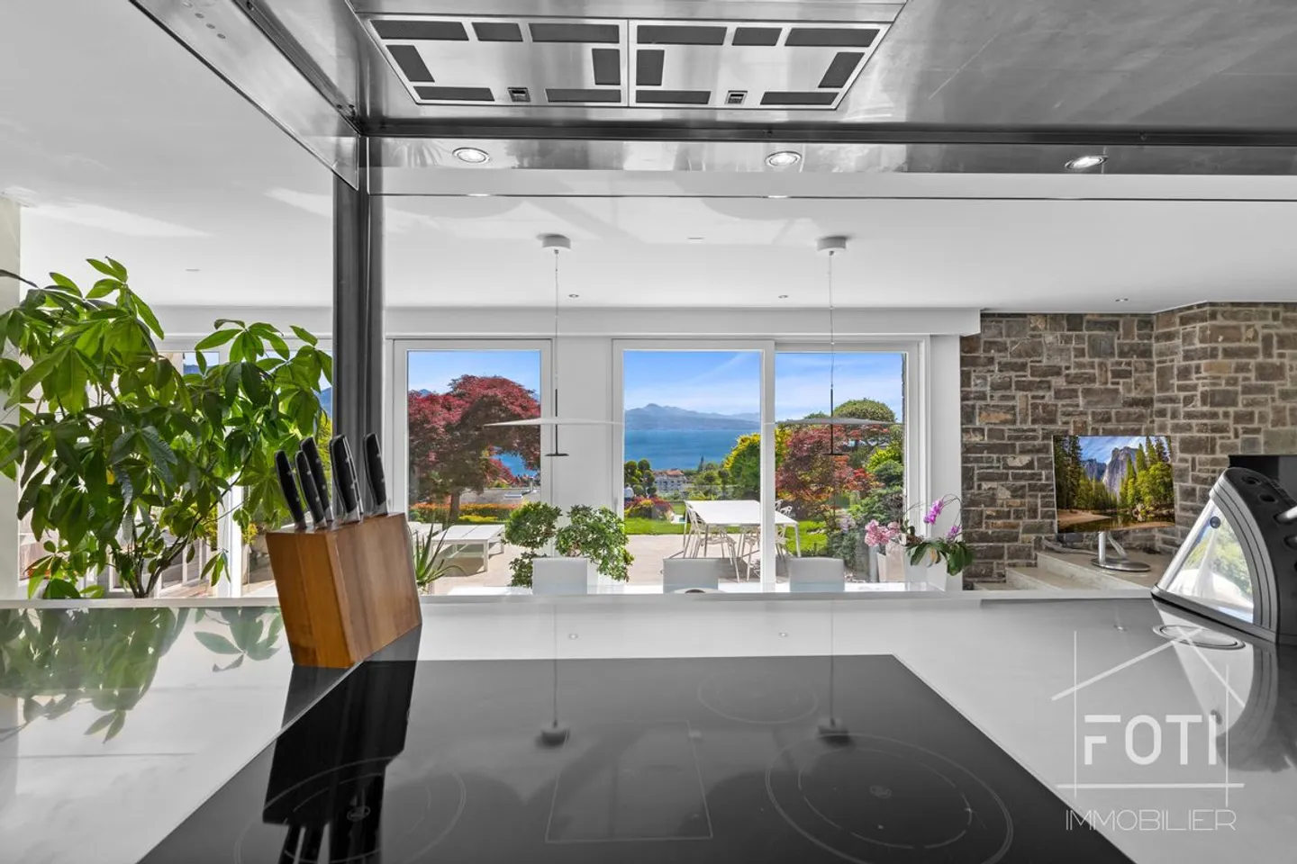 Superb high-end duplex with 5.5 rooms, garden, and private pool. - Photo 10 of 13