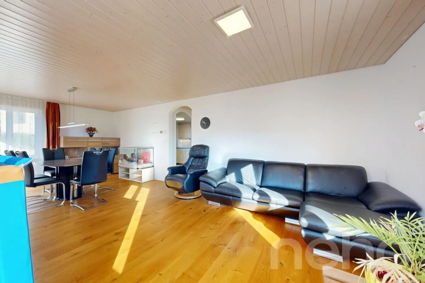 Charmante maison individuelle de 4 pièces avec potentiel d'aménagement sur un terrain de 732m2 - Photo 4 sur 12