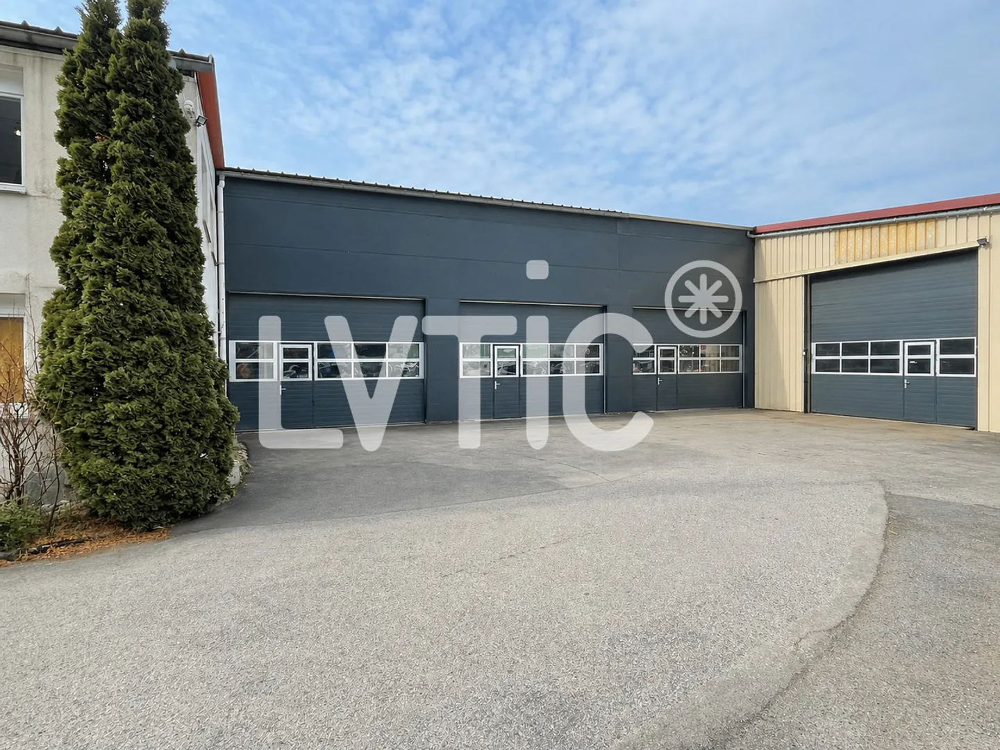 Workshop, warehouse, offices of 1500 m2 divisible for rent in Villeneuve - Photo 1 of 6
