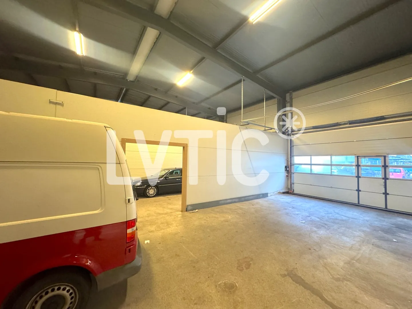 Workshop, warehouse, offices of 1500 m2 divisible for rent in Villeneuve - Photo 2 of 6