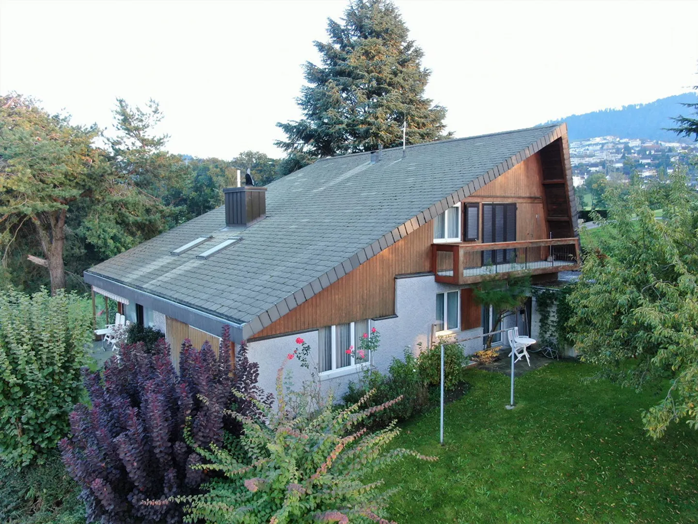Detached single-family house with unobstructed lake view - Photo 1 of 6