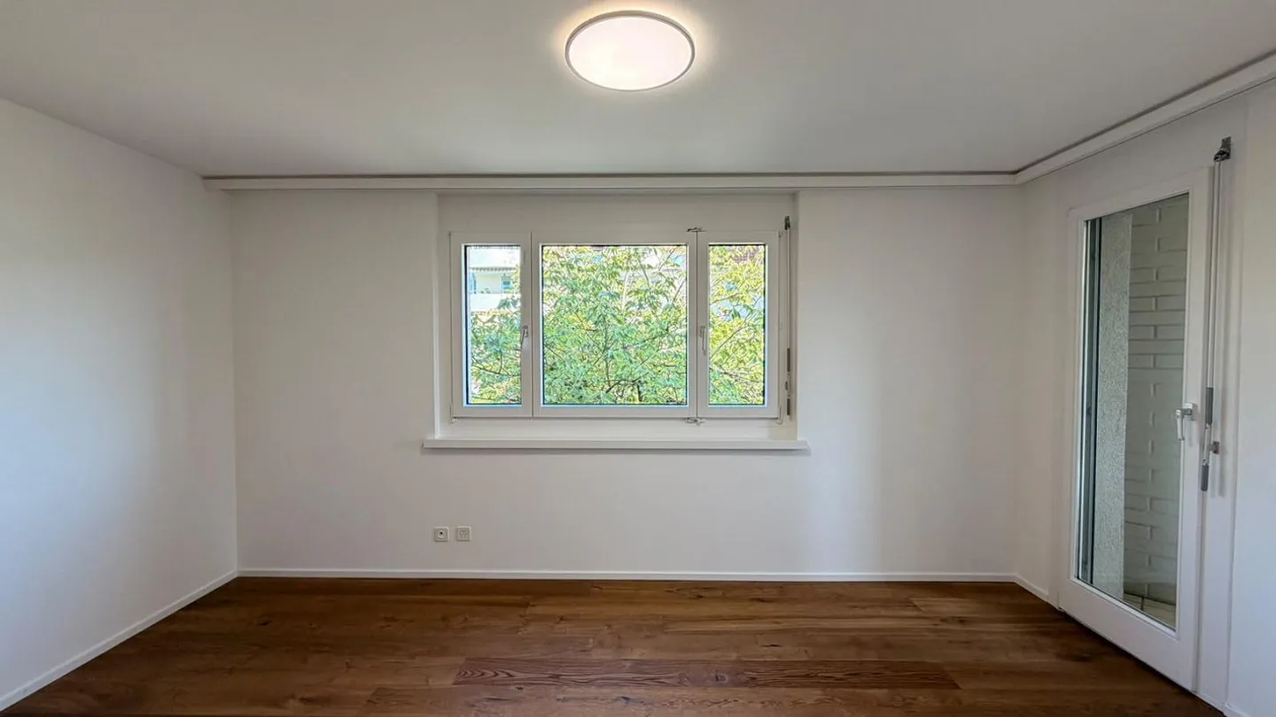 Appartement 3.5 pièces fraîchement rénové d'environ 95 m² avec deux balcons - Photo 5 sur 14