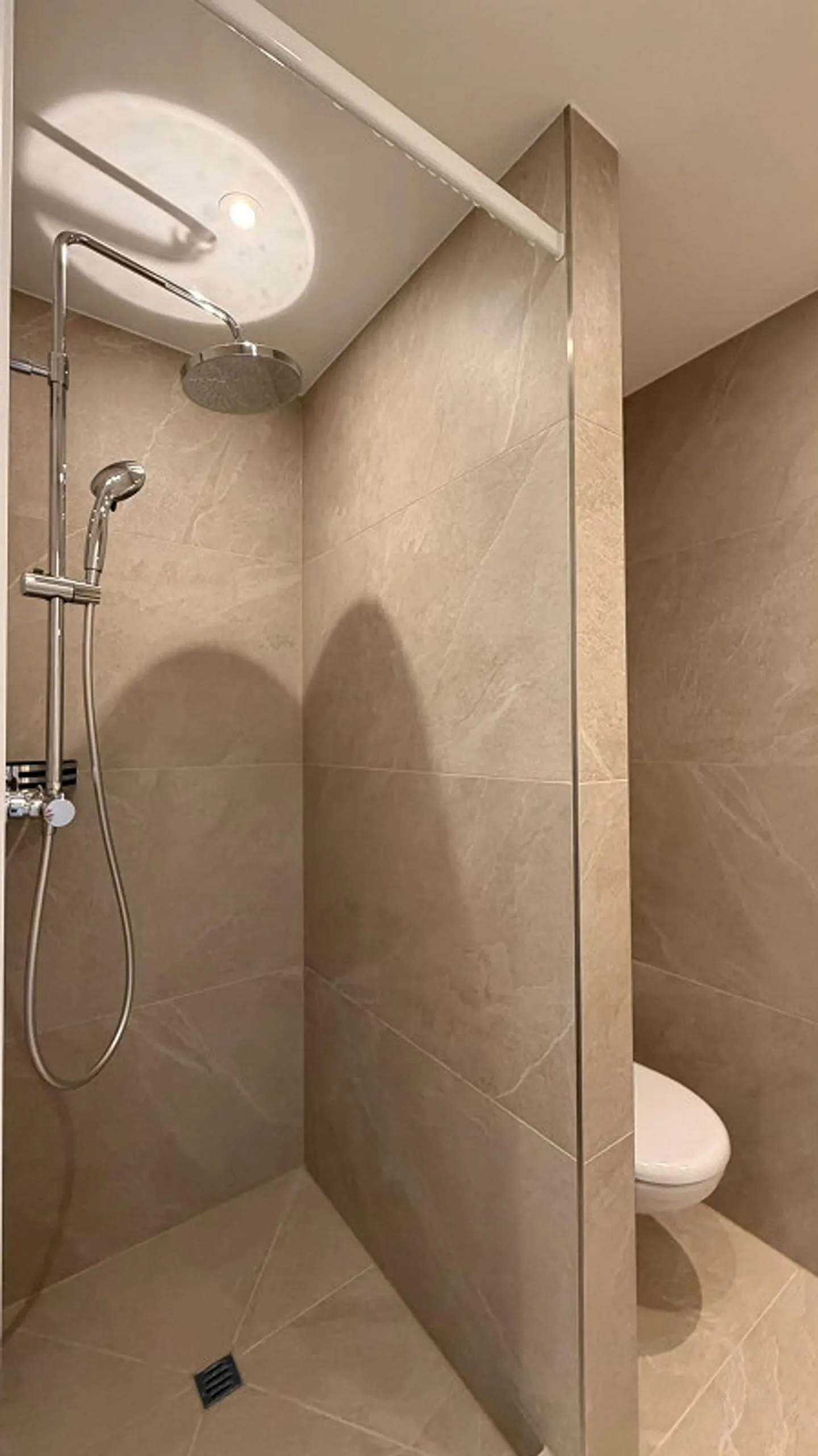 Appartement 3.5 pièces fraîchement rénové d'environ 95 m² avec deux balcons - Photo 8 sur 14
