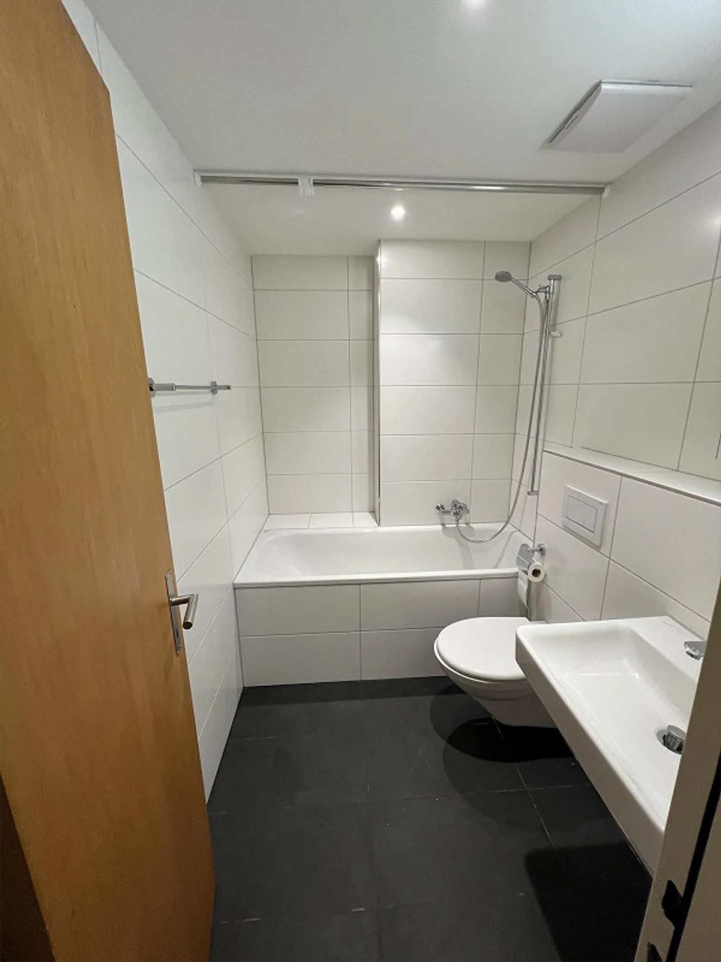 Bell'appartamento di 2 stanze in un edificio d'epoca, situato centralmente a Kleinbasel - Foto 5 di 5