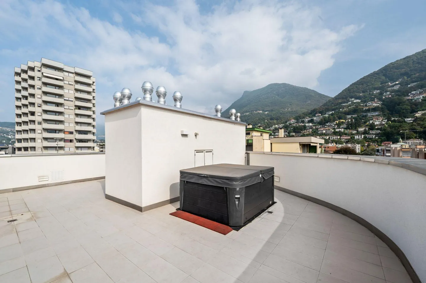 Modern Penthouse with Rooftop Terrace - Photo 9 of 10