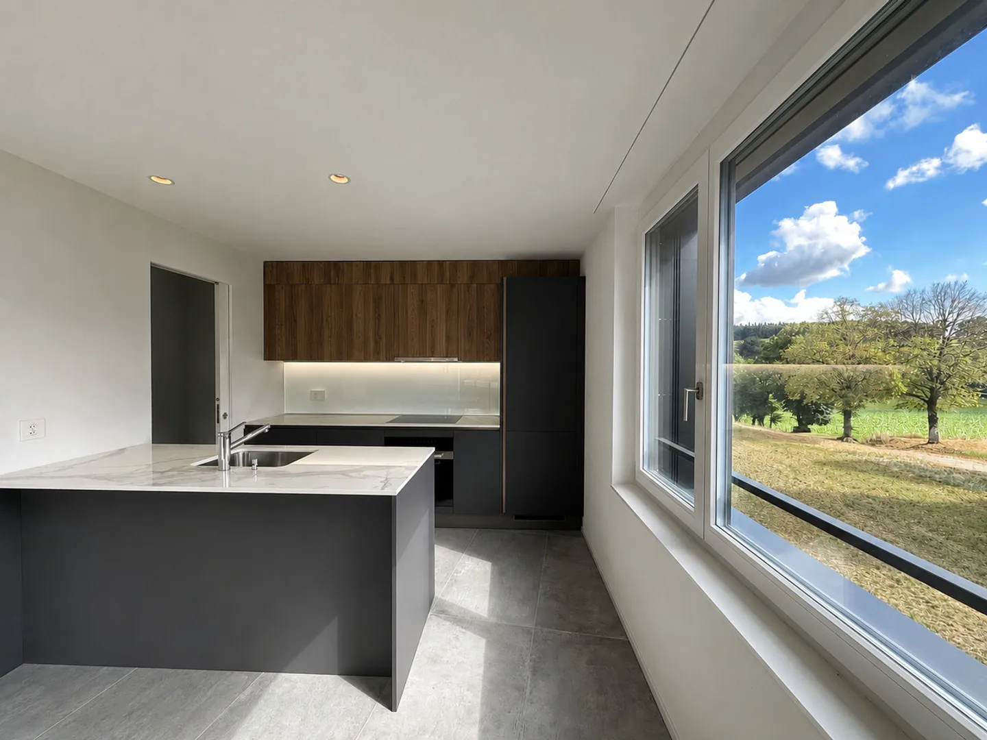 Condominium Apartment - Photo 1 of 13