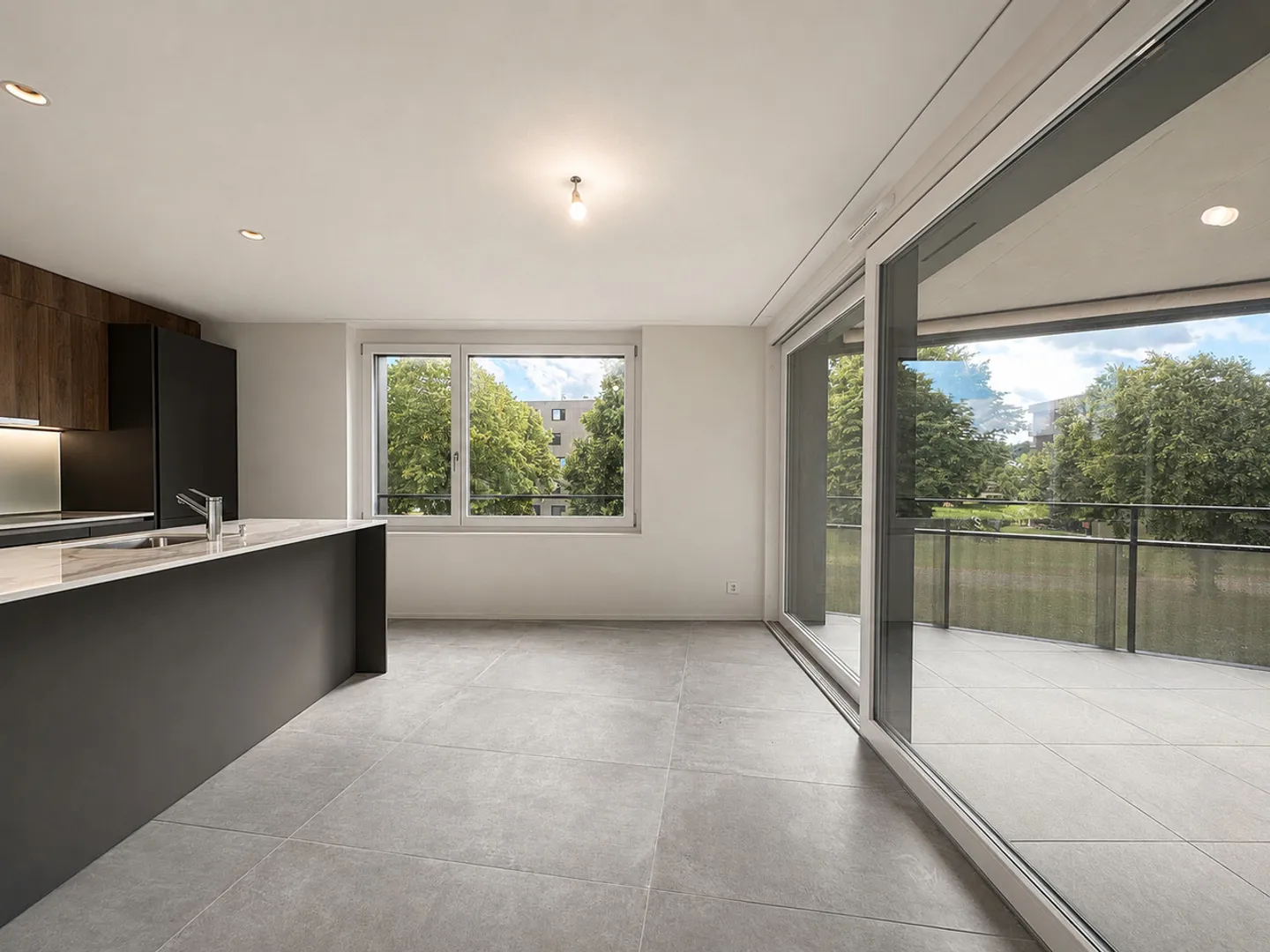 Condominium Apartment - Photo 2 of 13