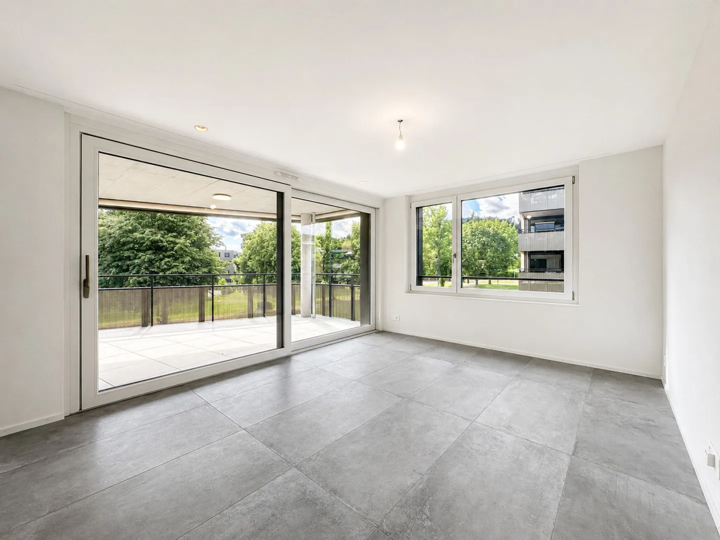 Condominium Apartment - Photo 3 of 13