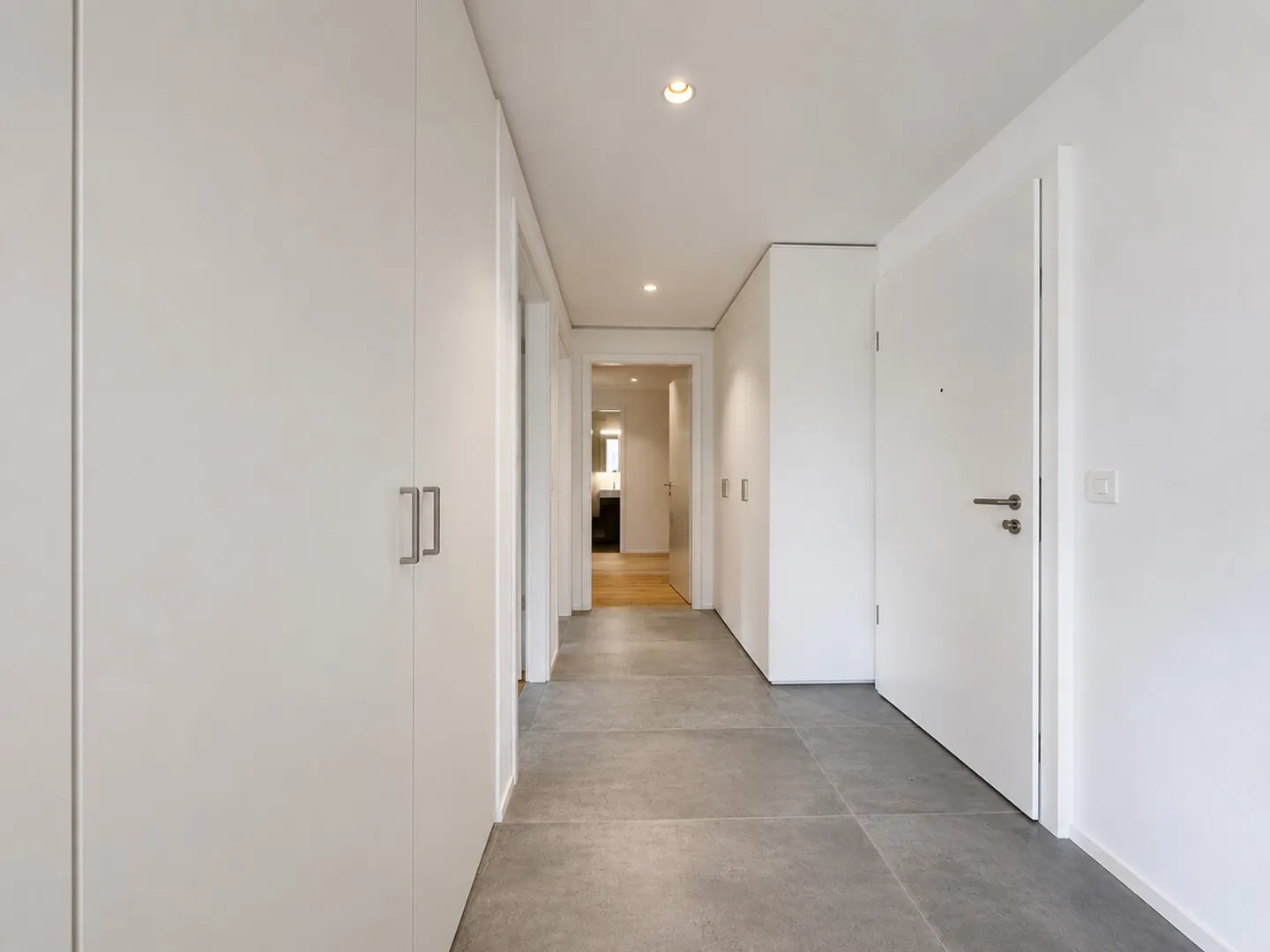 Condominium Apartment - Photo 5 of 13