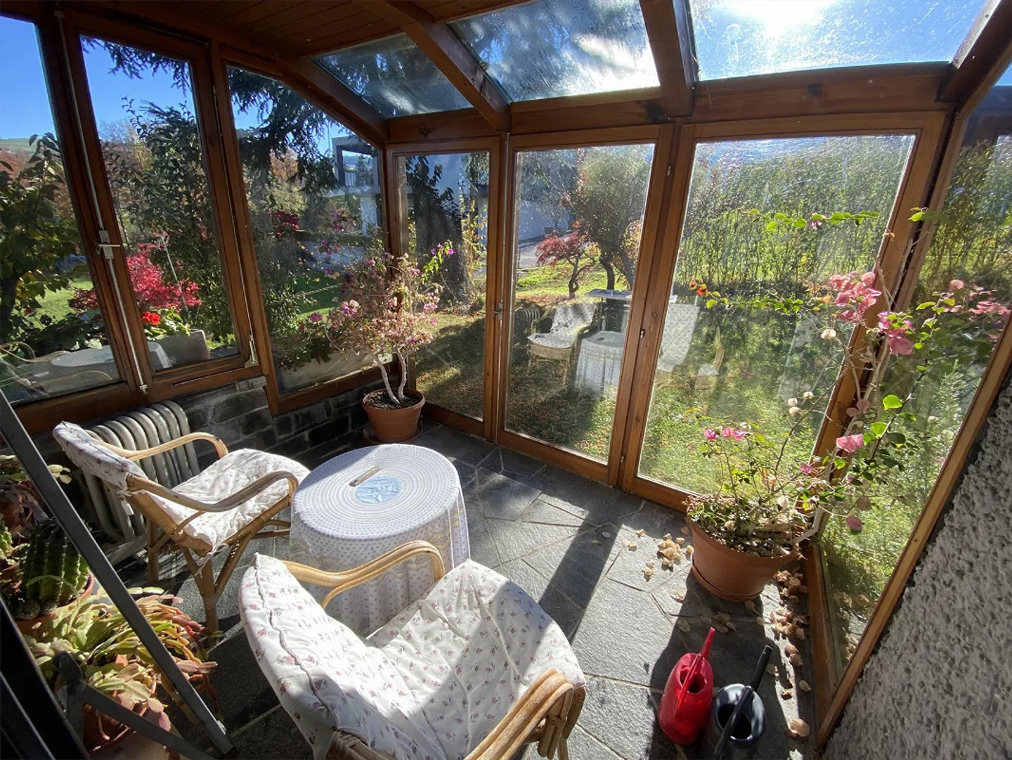 Detached single-family house with unobstructed lake view - Photo 3 of 6
