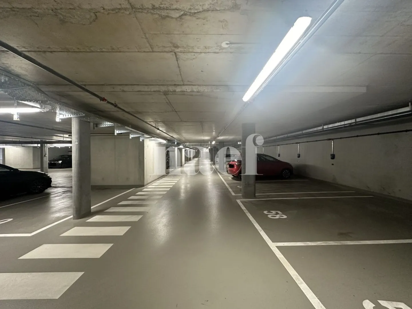 Parking intérieur avec charge électrique - Photo 2 sur 3