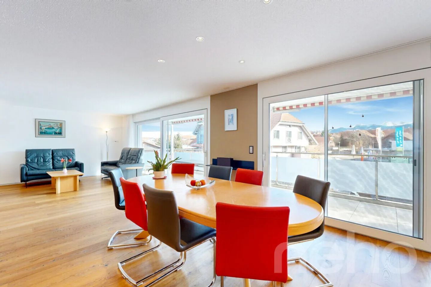 Modern, light-flooded and centrally located with beautiful views - Photo 3 of 12