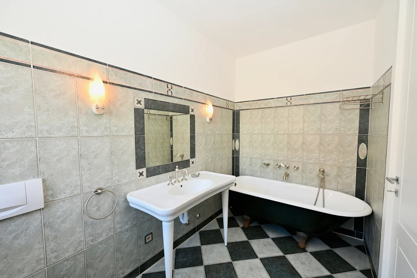 Exclusive Penthouse with 180° Panoramic Terrace over Lake and Mountains - Photo 20 of 26