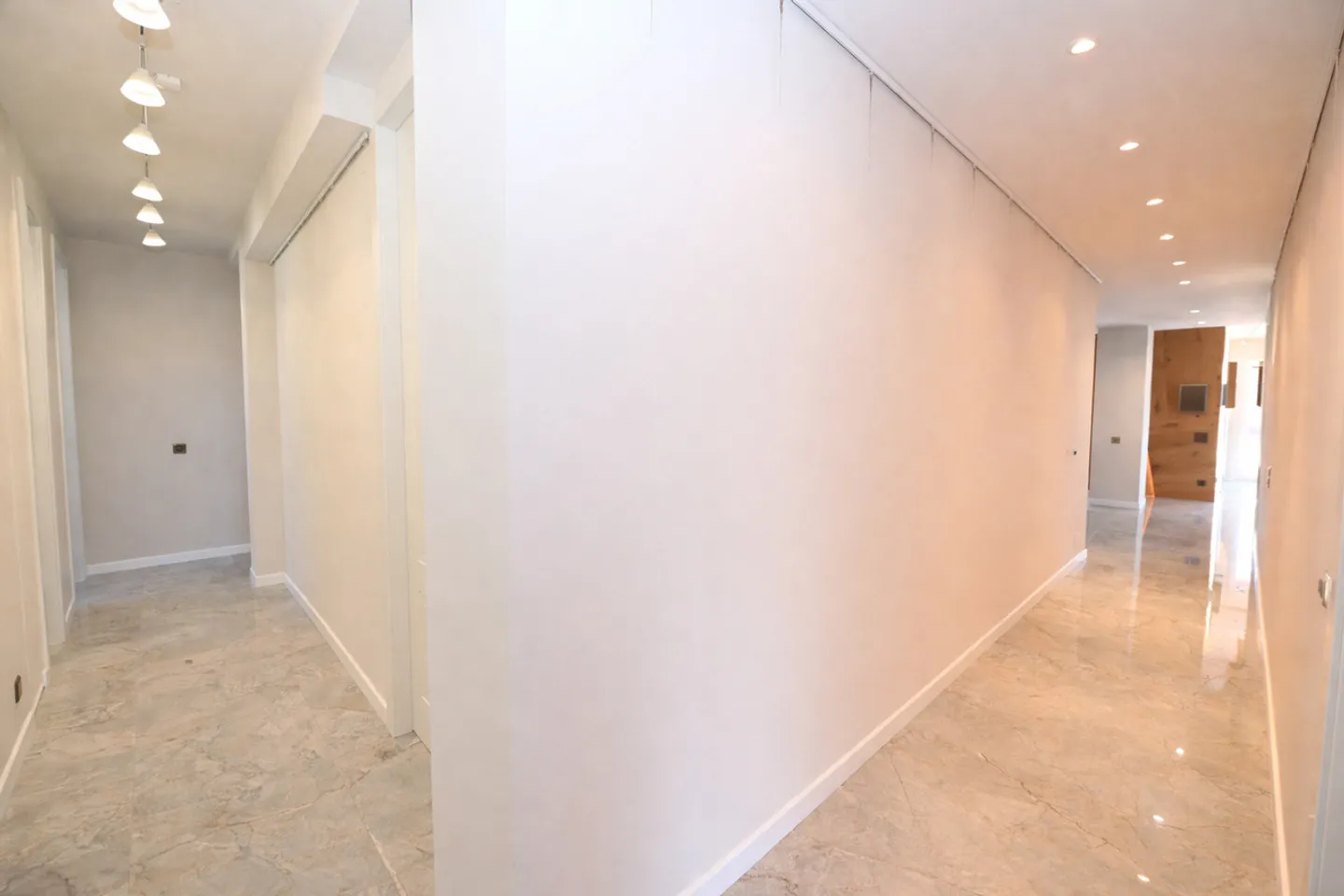 Exclusive Penthouse with 180° Panoramic Terrace over Lake and Mountains - Photo 22 of 26